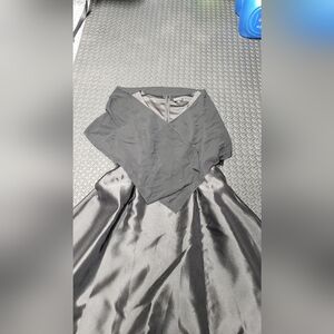 Tahari black v-neck sleeveless cocktail dress w/sheer shawl